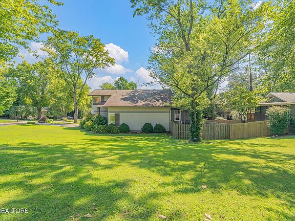 3rd image of 1301 Cherry Tree Ln