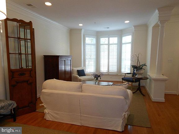 2nd image of 104 Oak Knoll Ter