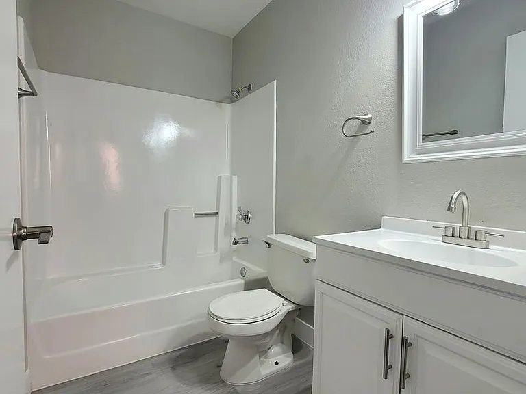 Cora Apartments — Photo 16