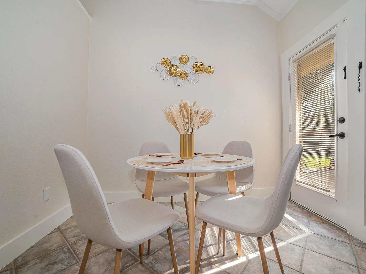 3 bed, 1819 sqft, $6,000 — Photo 4
