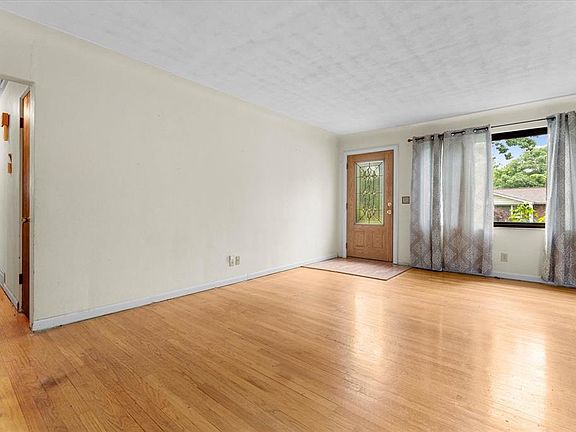 4th image of 10 Kirby Ln