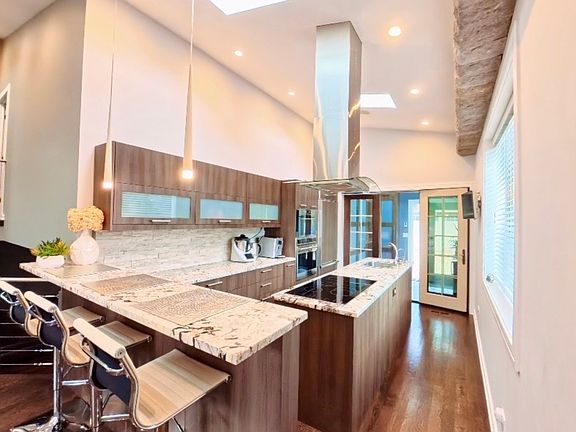 3rd image of 2519 Parkwood Ln