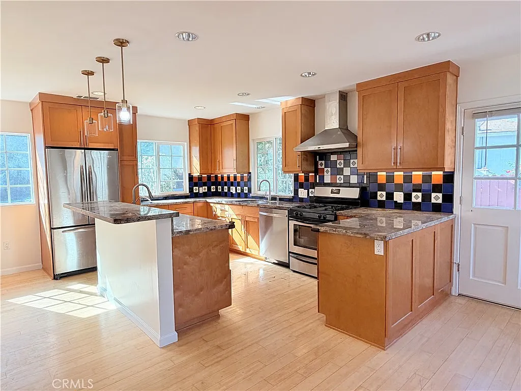 3 bed, 1332 sqft, $3,700 — Photo 2