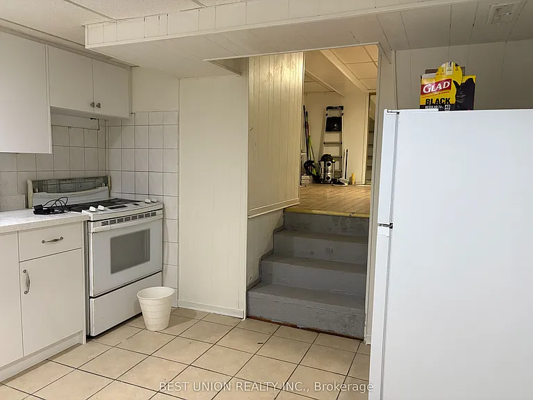 299 Goldenwood Rd #LOWER — Photo 8