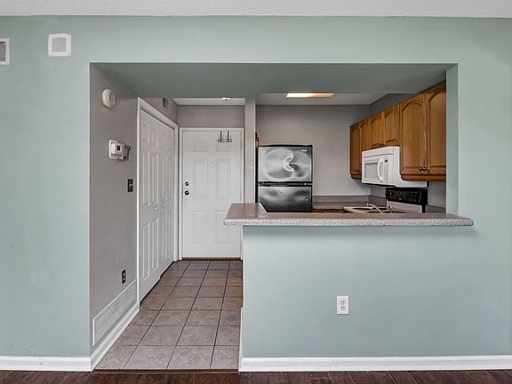 5th image of 1600 Park Cir APT 1018
