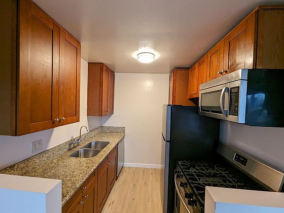 3rd image of 829 Ocean Park Blvd