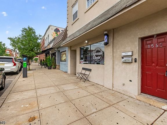 3rd image of 1582 Irving St #000