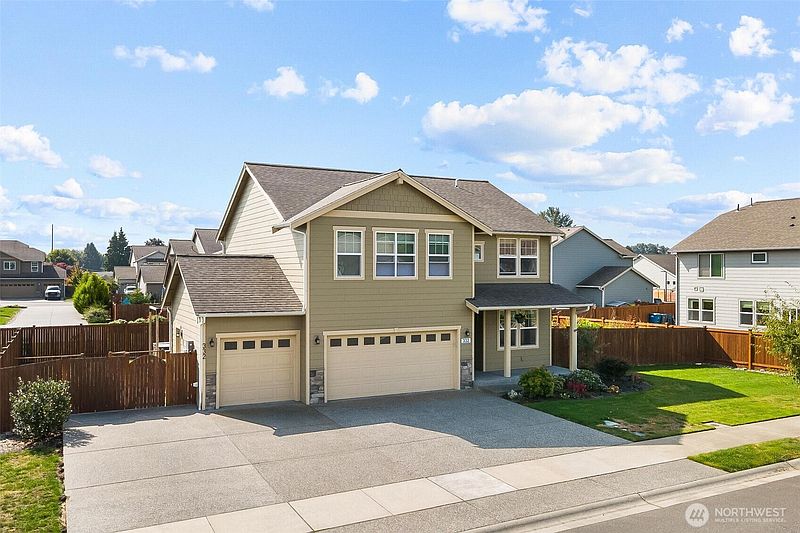 3rd image of 332 Cambridge Loop
