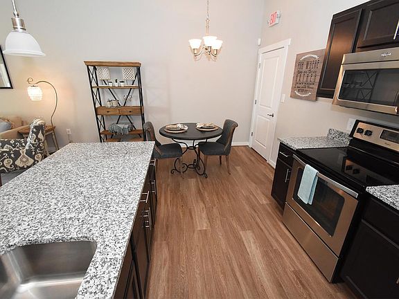 4th image of 3400 Briarcliff Dr #3404-B