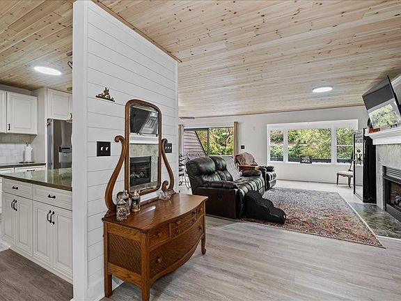 3rd image of 645 Riverside Dr