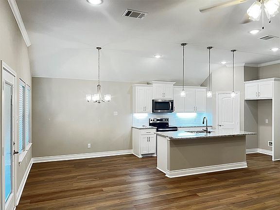 3rd image of 804 Greyson Ln