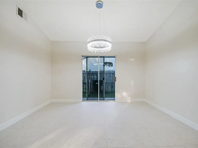 1542 Brook Hollow Dr — Photo 9