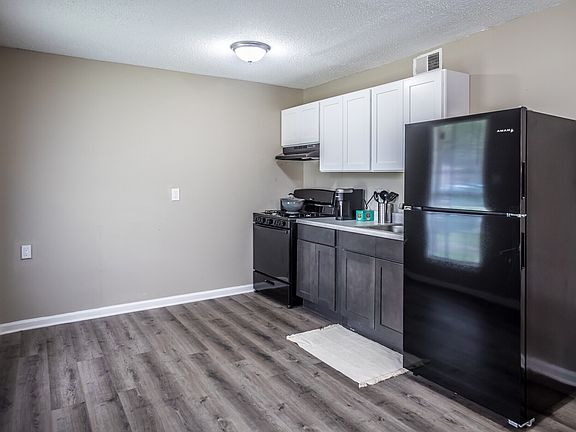 2nd image of 3855 Jackson Ave #212