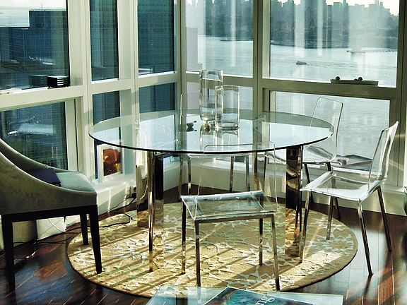 Expansive views dining room 