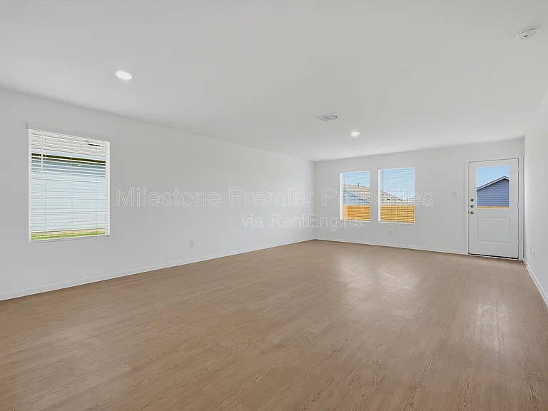 3719 Longleaf Dr — Photo 8