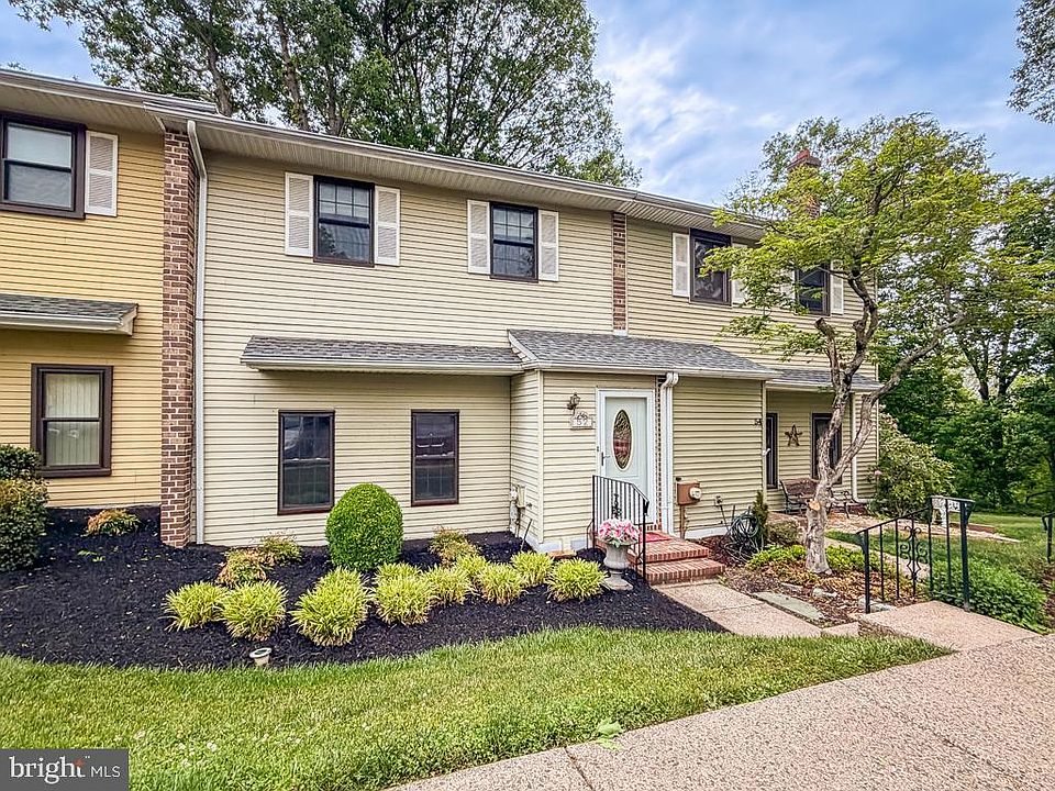 1st image of 52 Woodbridge Ct N