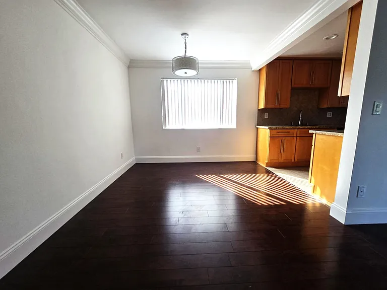 1224 S Barrington Ave #201 — Photo 5