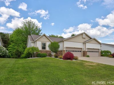 926 N Sandalwood Cir, Norton Shores, MI, 49441