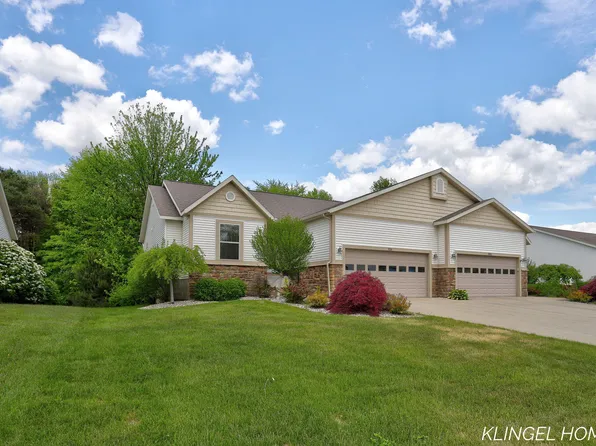 926 N Sandalwood Cir, Norton Shores, MI 49441