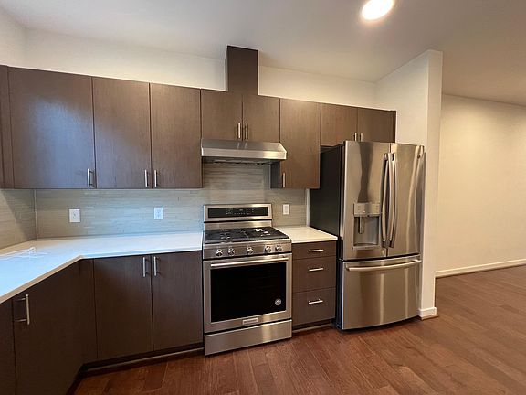 Kitchen with 5 burners gas range