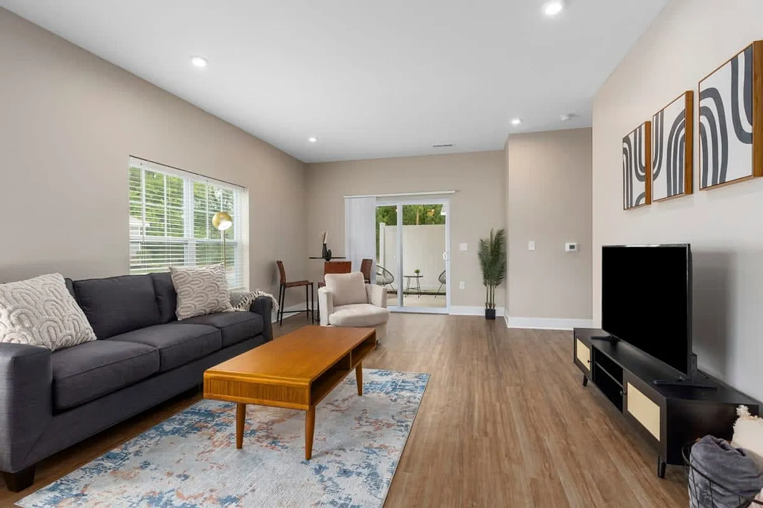 12 bed, 12.0 bath, 8191 sqft, $8,694 — Photo 2