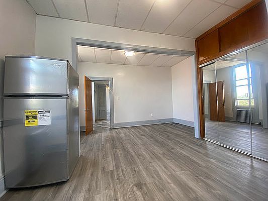 3rd image of 592 Evergreen Ave #3