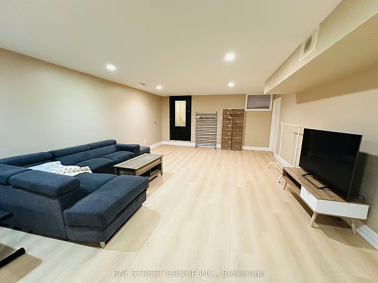 118 Fairglen Ave — Photo 6