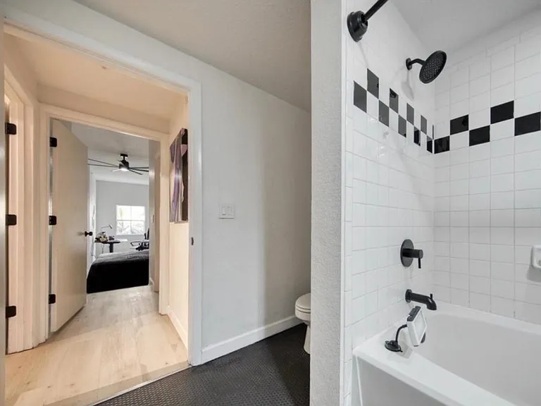 2402 W Azeele St — Photo 6