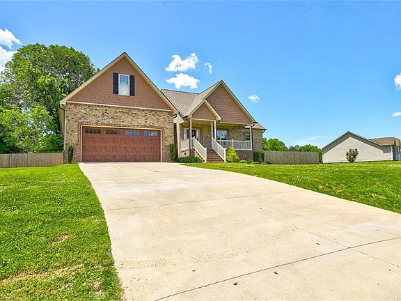 3rd image of 2215 Loflin Farlow Ln
