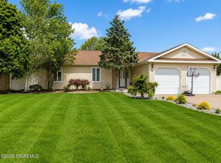 14 Monterey Ln, Manalapan, NJ 07726