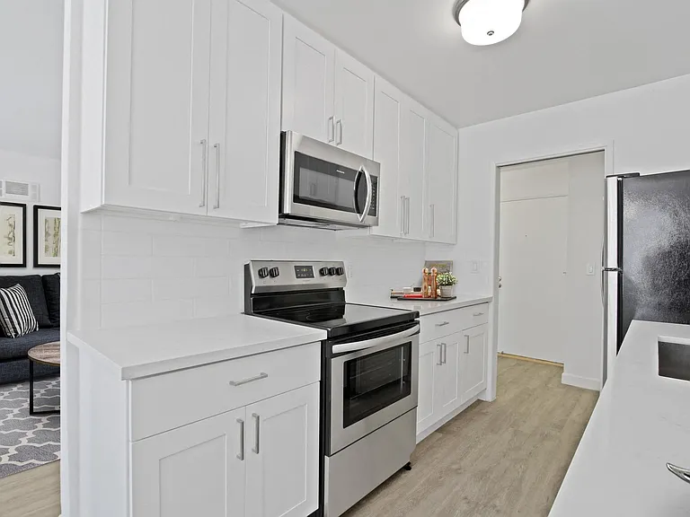Bentley Avenue Apartments — Photo 32