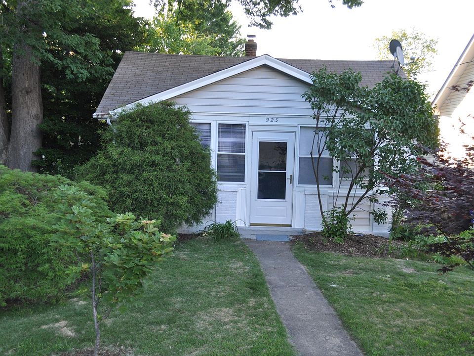 923 N Cleveland St, 3 bedrooms and 2 baths. Large living room, dining room, kitchen and laundry room. Large front sunroom.
