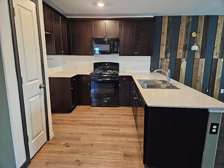 17721 Somerville Ct — Photo 4