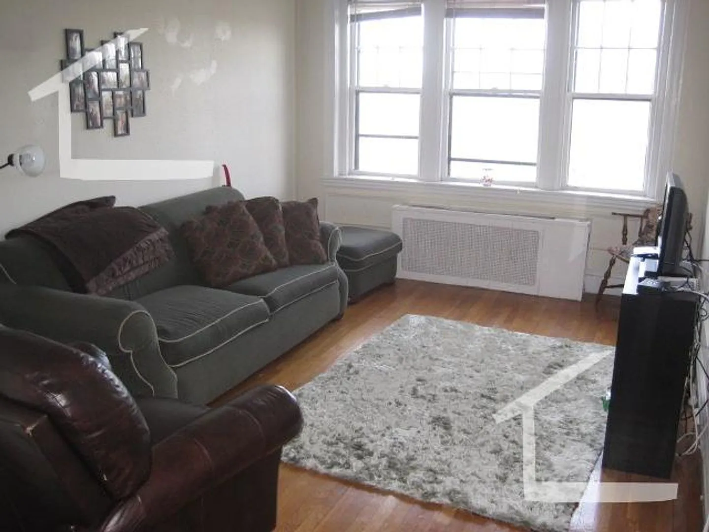 Large 1 bed steps from BC — Photo 3