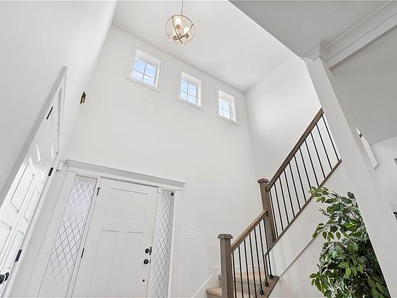 5th image of 144 SE Briar Valley Ln