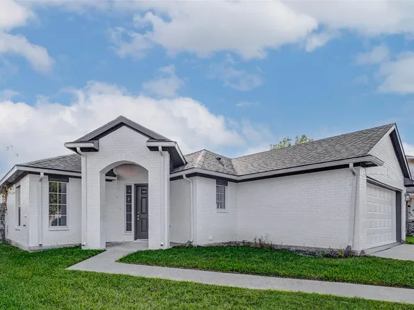 7027 Sun Creek Dr, Hitchcock, TX 77563