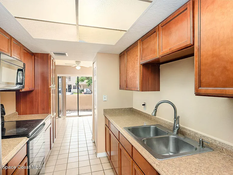 1911 Cashew Courtway — Photo 8