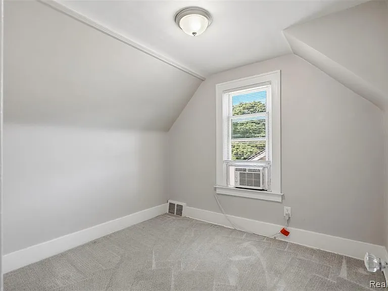 735 E Maxlow Ave — Photo 16