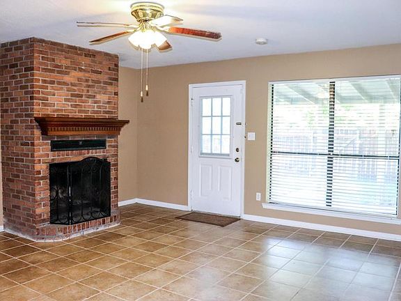 3rd image of 2929 Glenn Dr