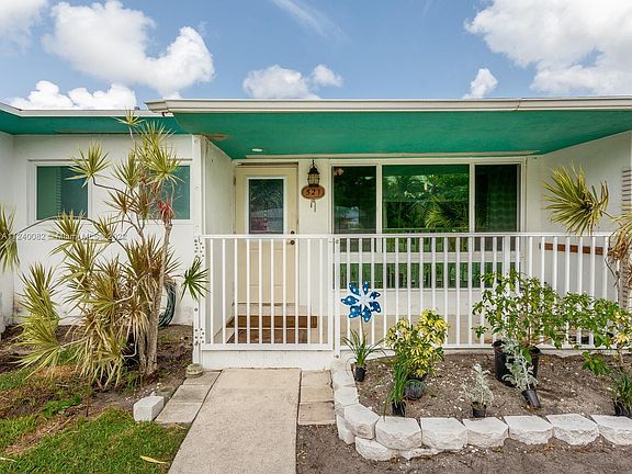 3rd image of 521 E Melrose Cir