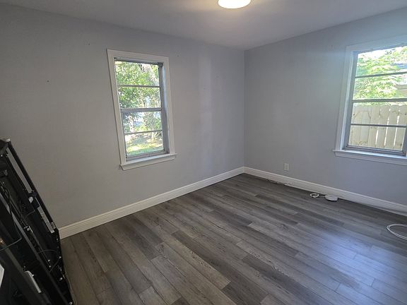 5th image of 919 E Flora St