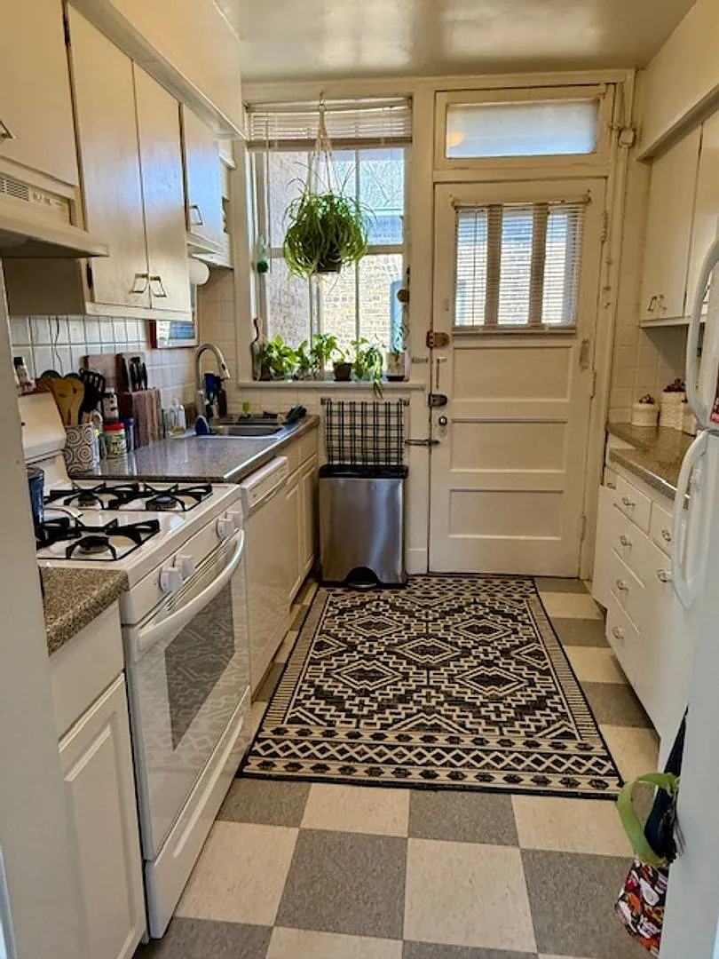 Deluxe Ravenswood One Bed/One Bath Apartment - Pets Welcome! — Photo 1