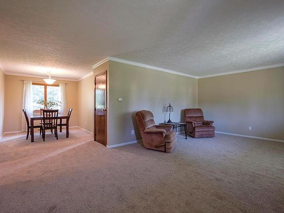 3rd image of 390 Quail Hollow Ct