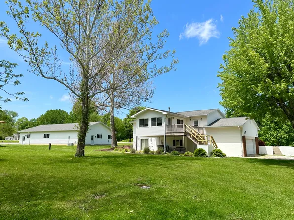 101 Caroline Dr, Louisville, IL 62858