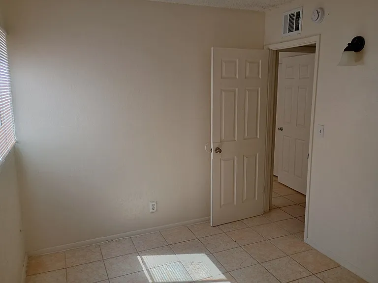 401 N D St #11 — Photo 16