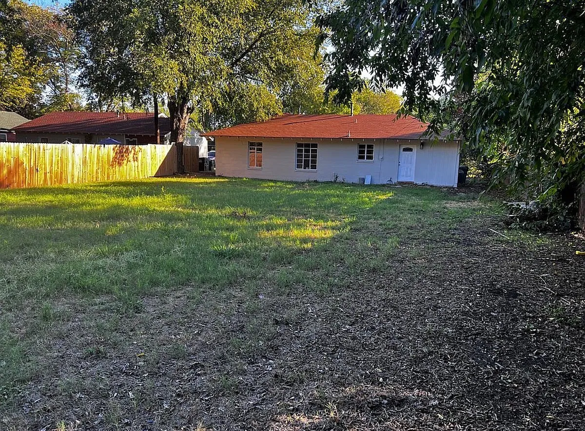 Building Photo - 610 Crescent St