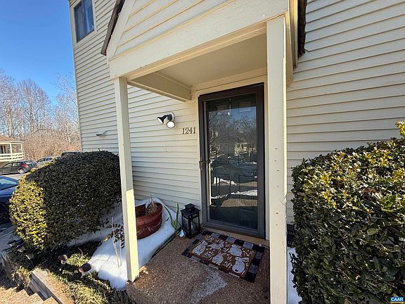 3rd image of 1241 Chatham Rdg