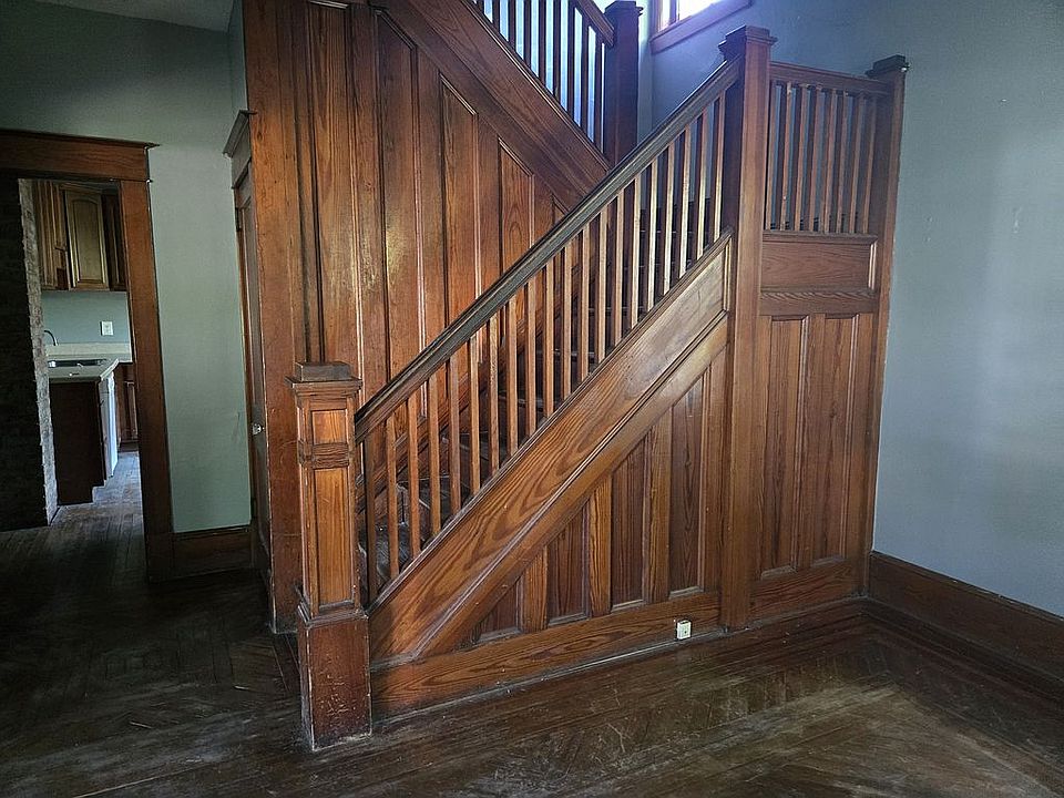 1st image of 325 Main St