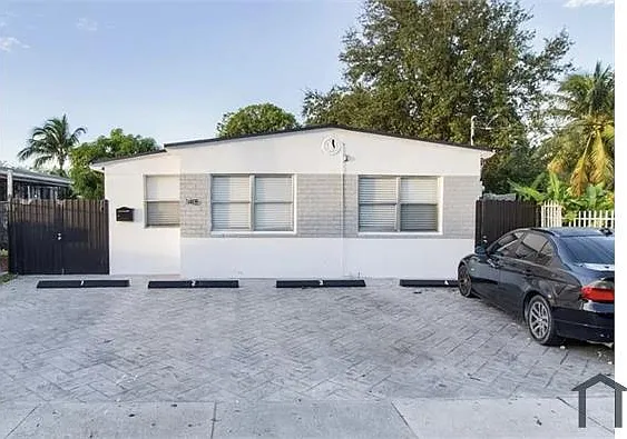 2 bed, 1000 sqft, $2,496 — Photo 2