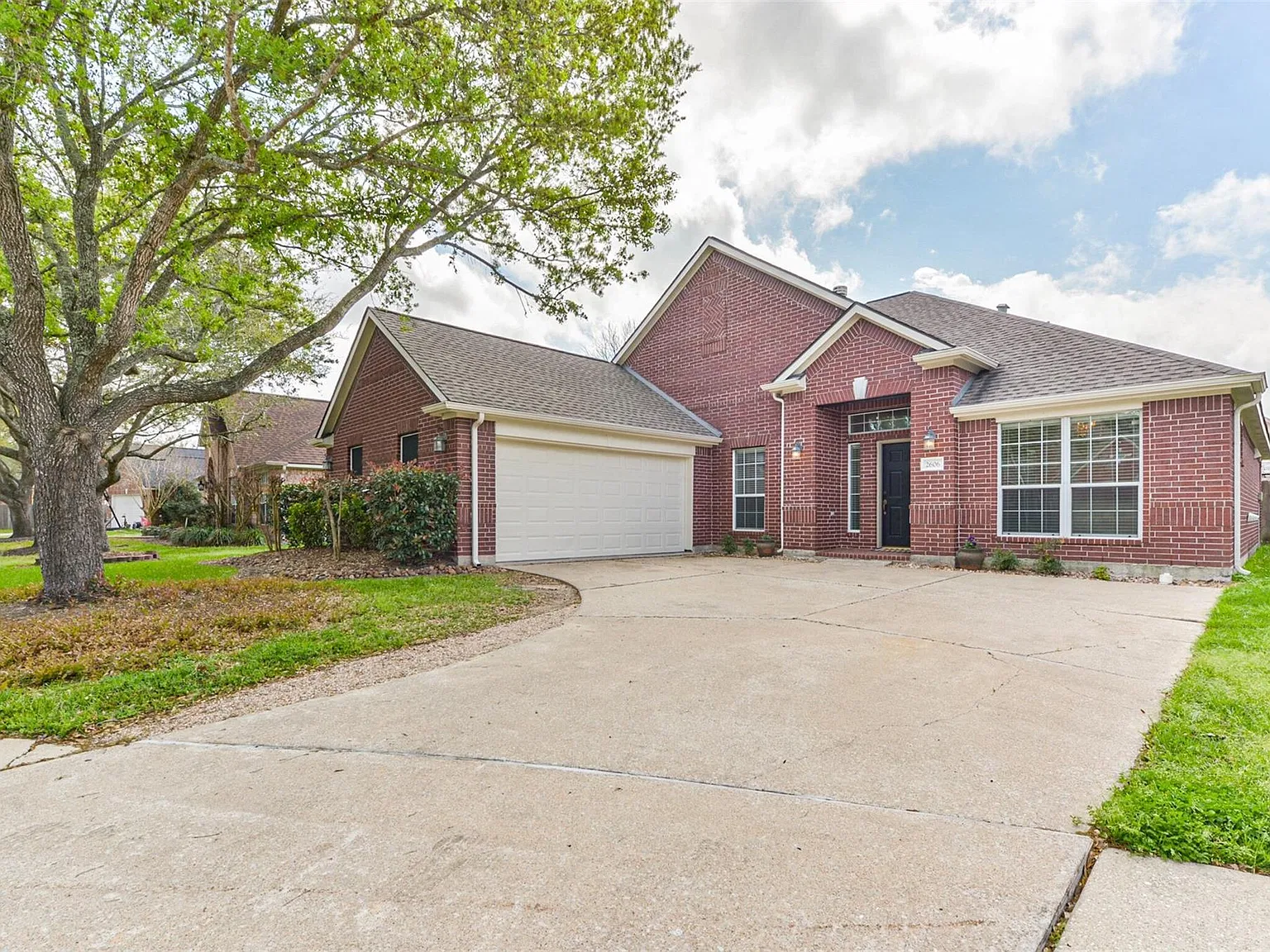 3 bed, 2.0 bath, 2115 sqft, $2,375 — Photo 1